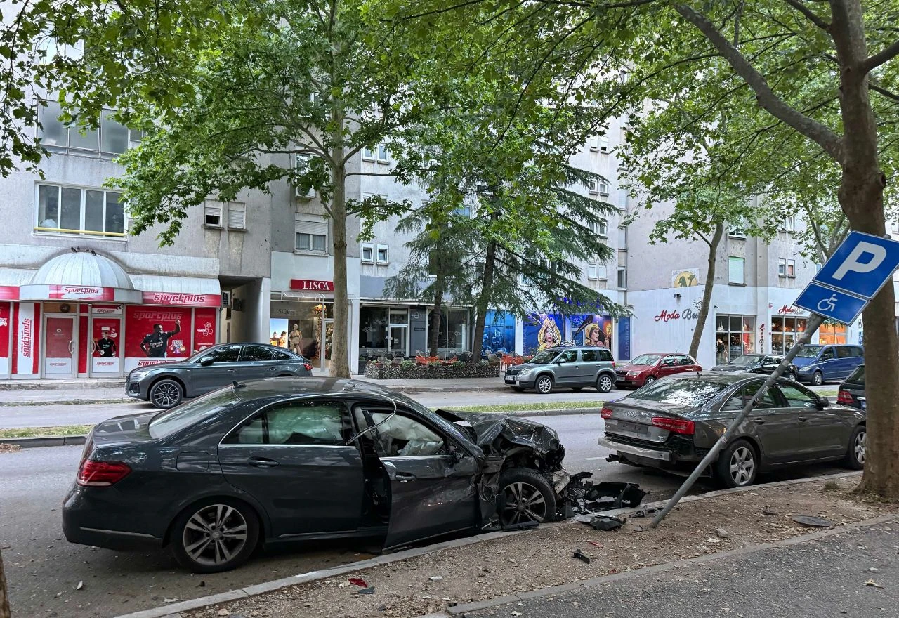FOTO | Teška prometna nesreća: Pokupio šest automobila na parkingu u Mostaru