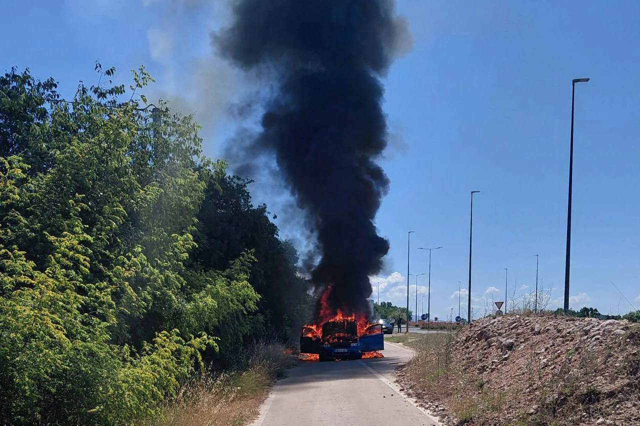 Automobil izgorio na kružnom toku u Pologu