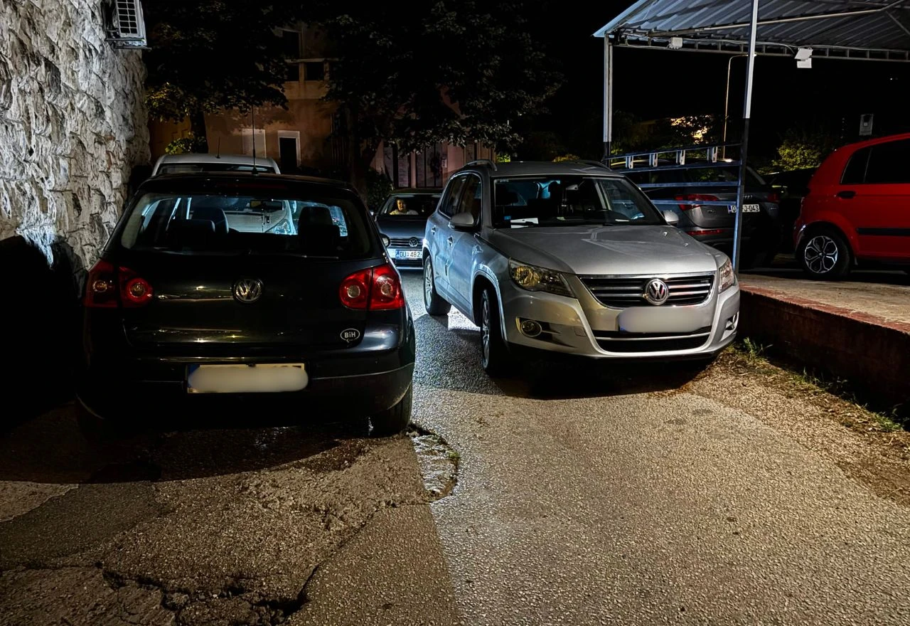 Mostar: Parkirao nasred prolaza i otišao partijati, policija uzalud dolazila