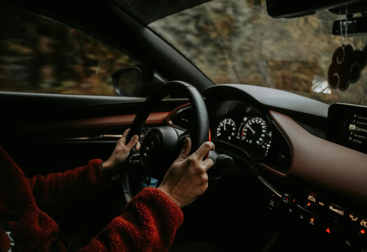 U deset minuta skrivio tri prometne nesreće: Pokosio automobile, znakove i kuću
