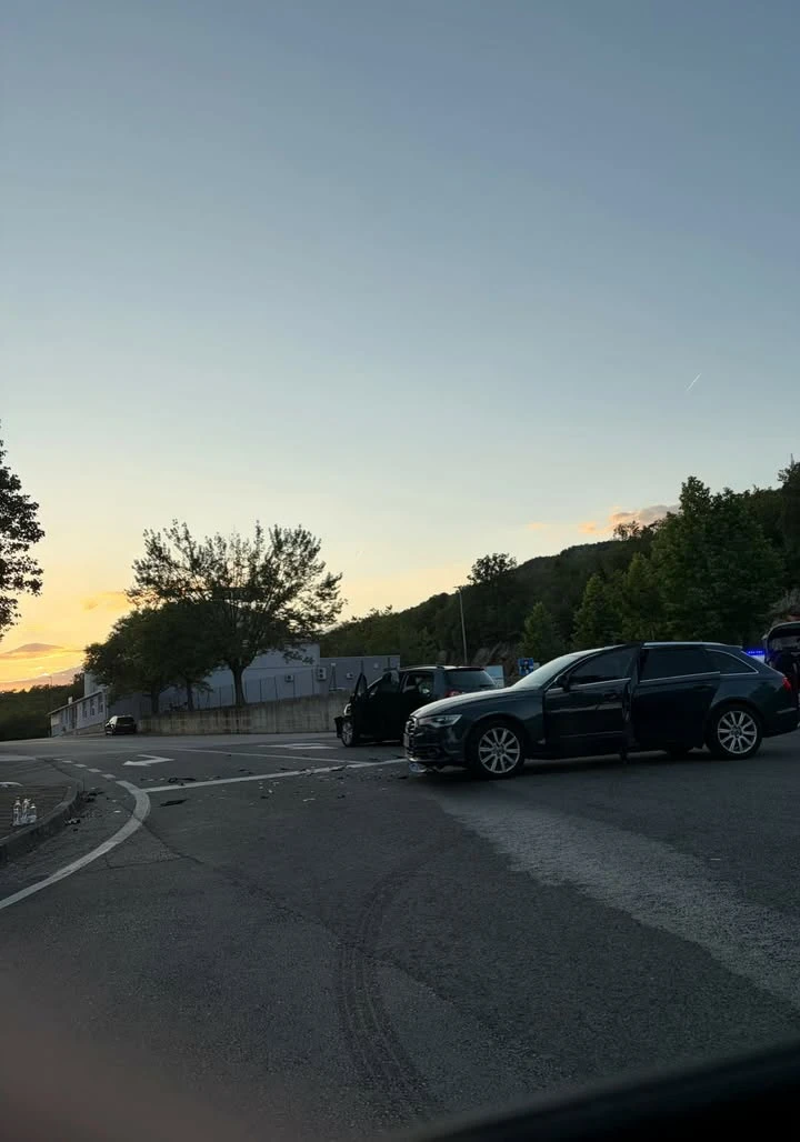 Sudar dva vozila u Grudama, dijelovi vozila i ulje na cesti