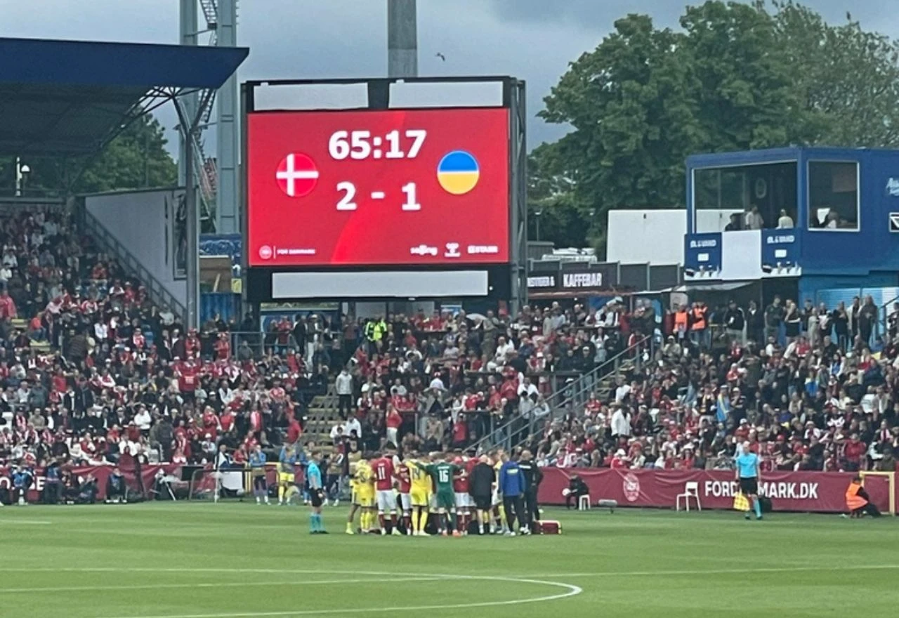 Eriksen se ponovno srušio travnjaku, utakmica se neće nastaviti