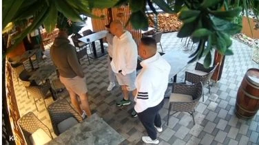 VIDEO: Četvorica napala FNC-ov teškaša u restoranu, potom odjeknuli pucnji