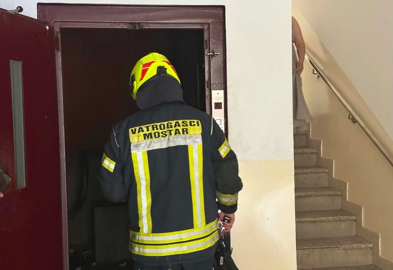 FOTO | Gori u zgradi u Centru 2