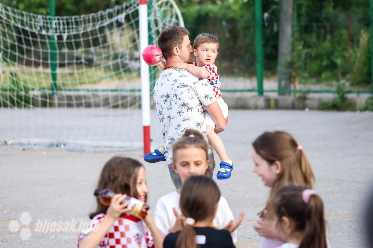 Očevi zaigrali na školskom igralištu u Ilićima