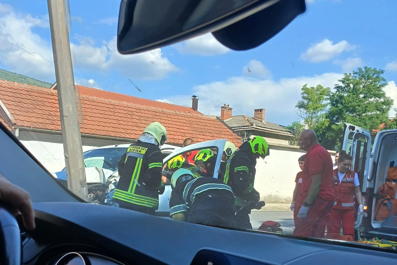 Teška nesreća u Mostaru: Automobil udario u stup
