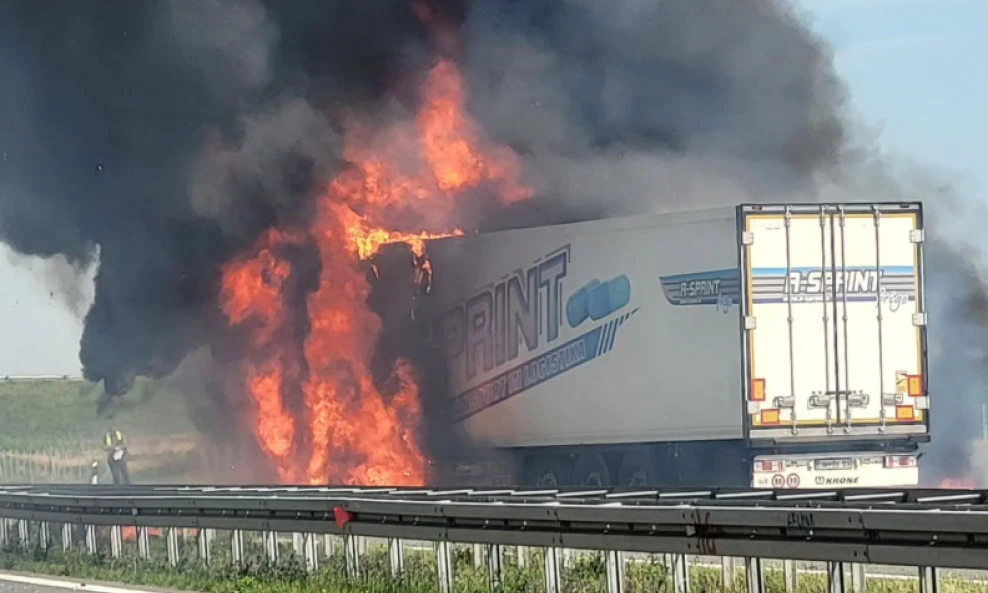 Vatra progutala dva kamiona na autocesti: Prolaznici izvlačili ljude, od detonacije se tresla vozila