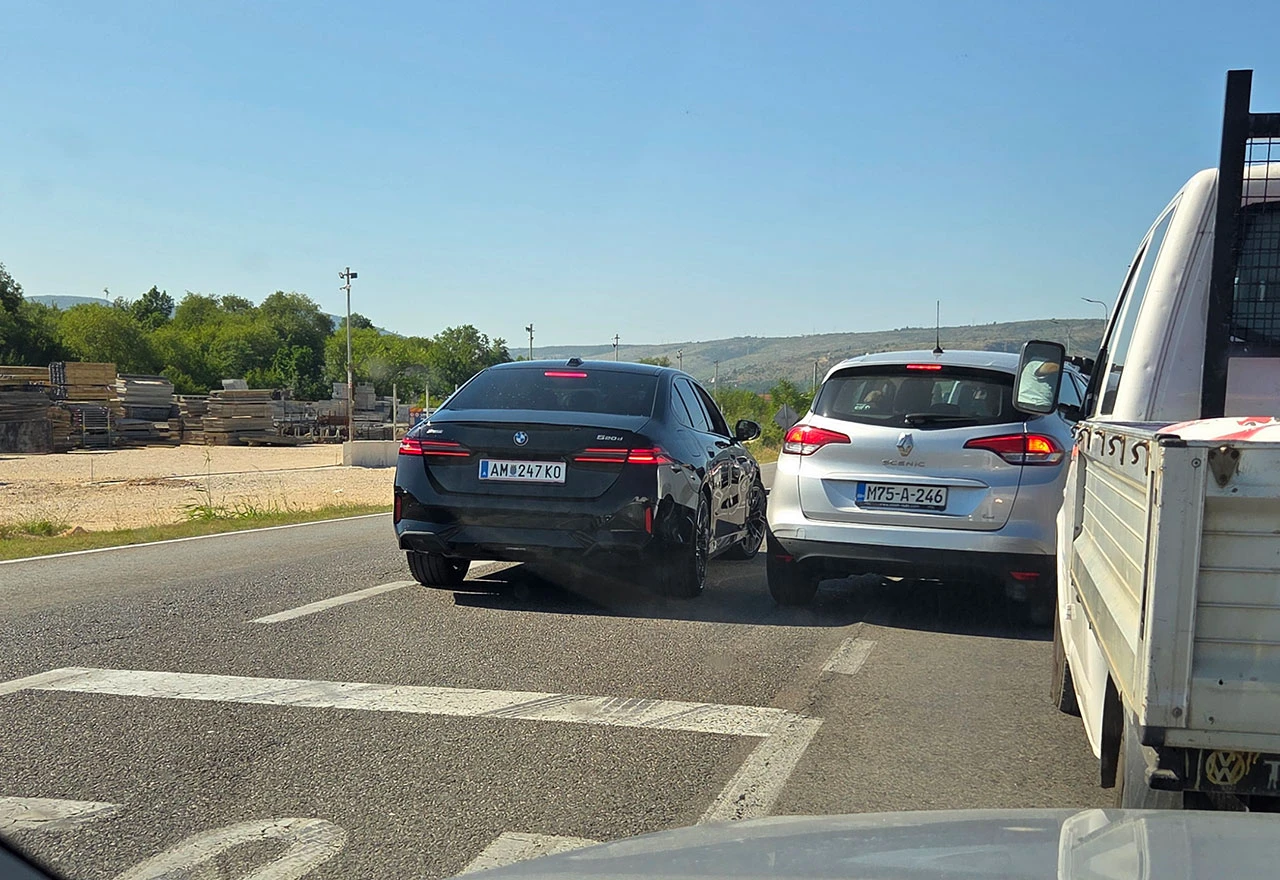 Gužva na Buni, a on zaobišao desetak automobila i nastavio dalje