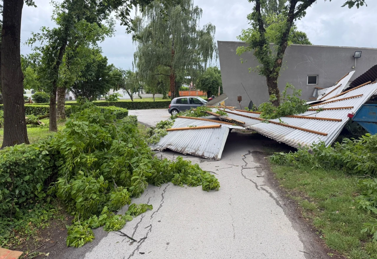 Nevrijeme stiglo u Hrvatsku: Vjetar lomio granje, rušio stabla, odnio krov mrtvačnice...