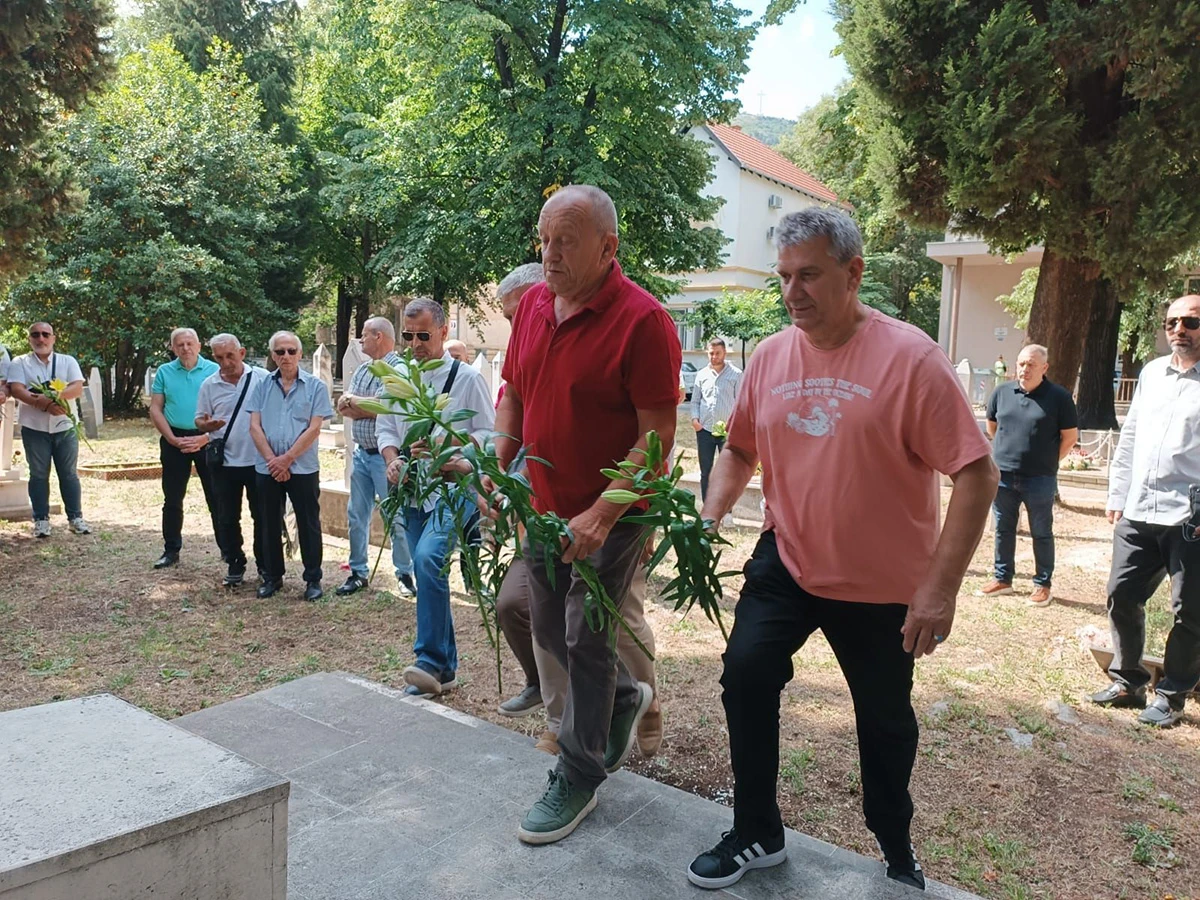 ''Putevima pobjede'' počelo polaganjem vijenaca u Liska parku: Ne smije se zatrti ovo groblje