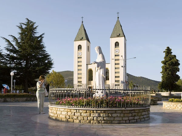 Dvije žene džeparile hodočasnike kod crkve u Međugorju, uhvaćene su na djelu