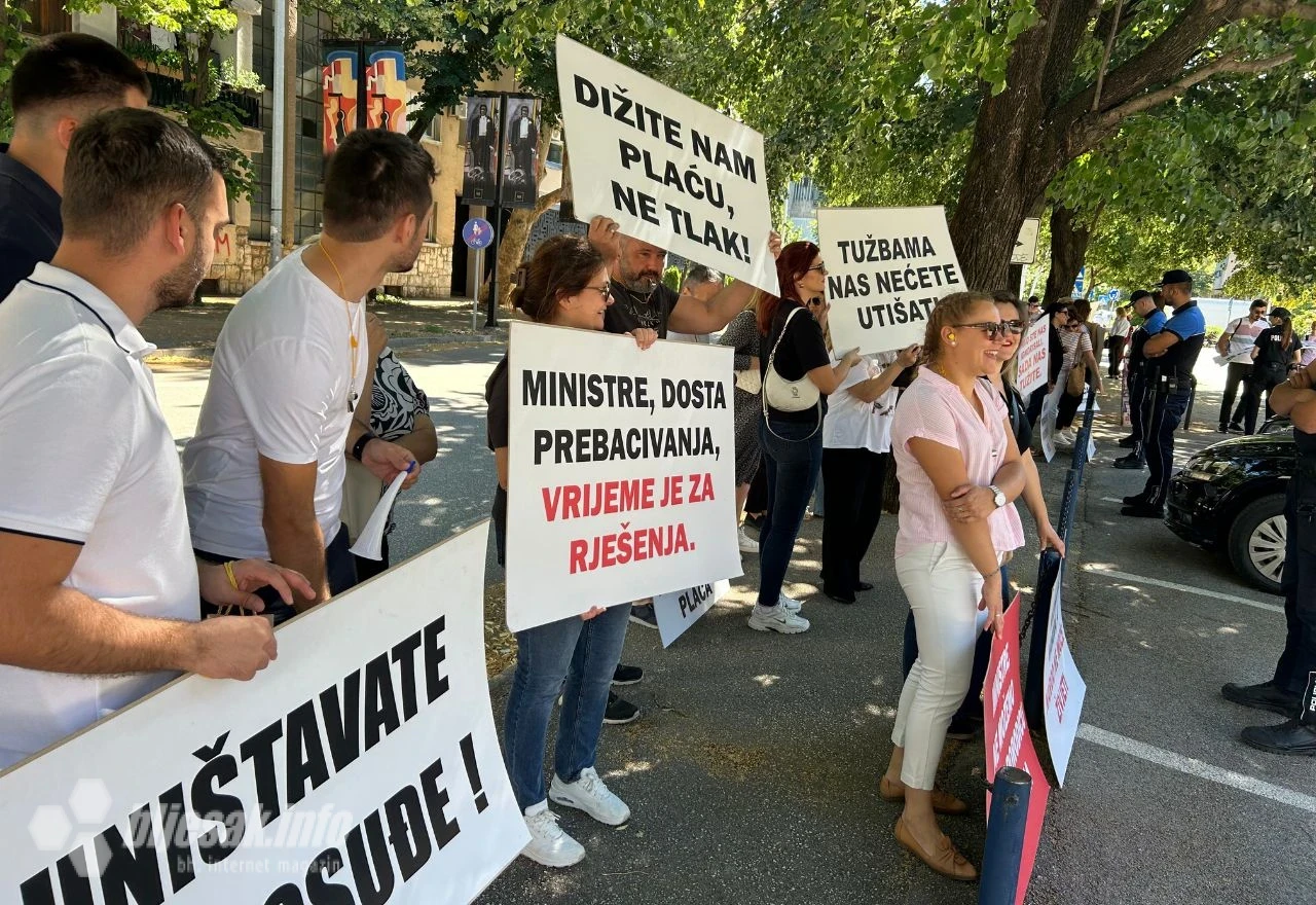 Djelatnici pravosuđa održali prosvjednu šetnju ulicama Mostara