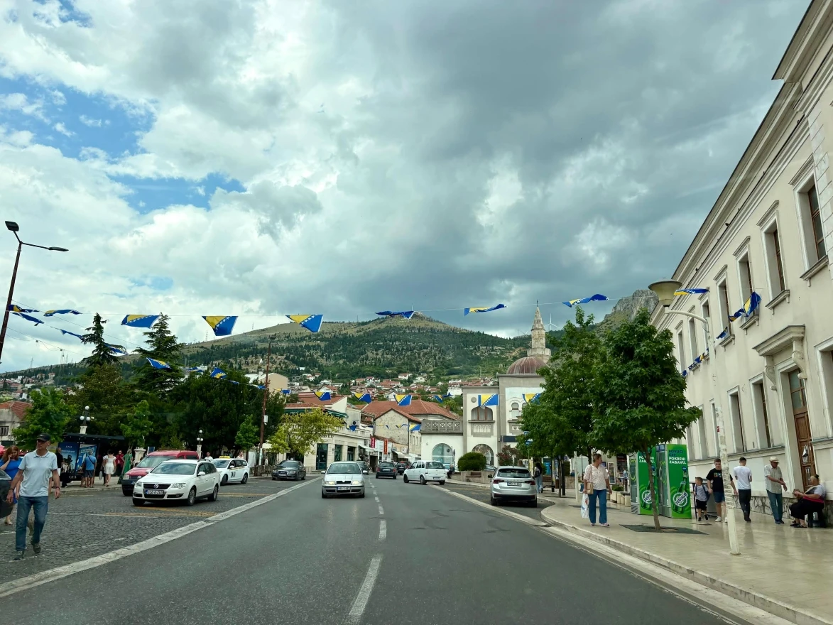 Nakon političkih prepucavanja, sijevaju poruke podrške Zmajevima