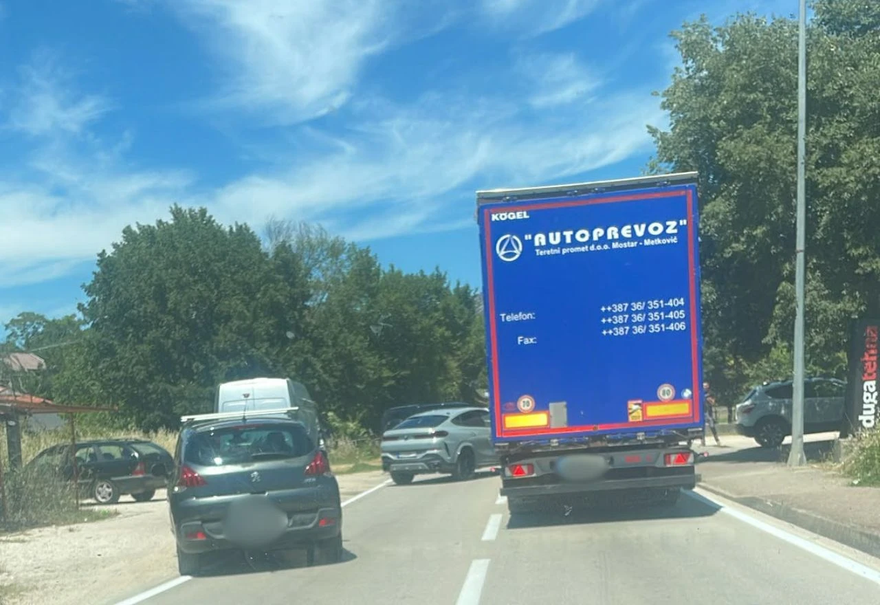 Sudar dva vozila kod Humca, promet usporen