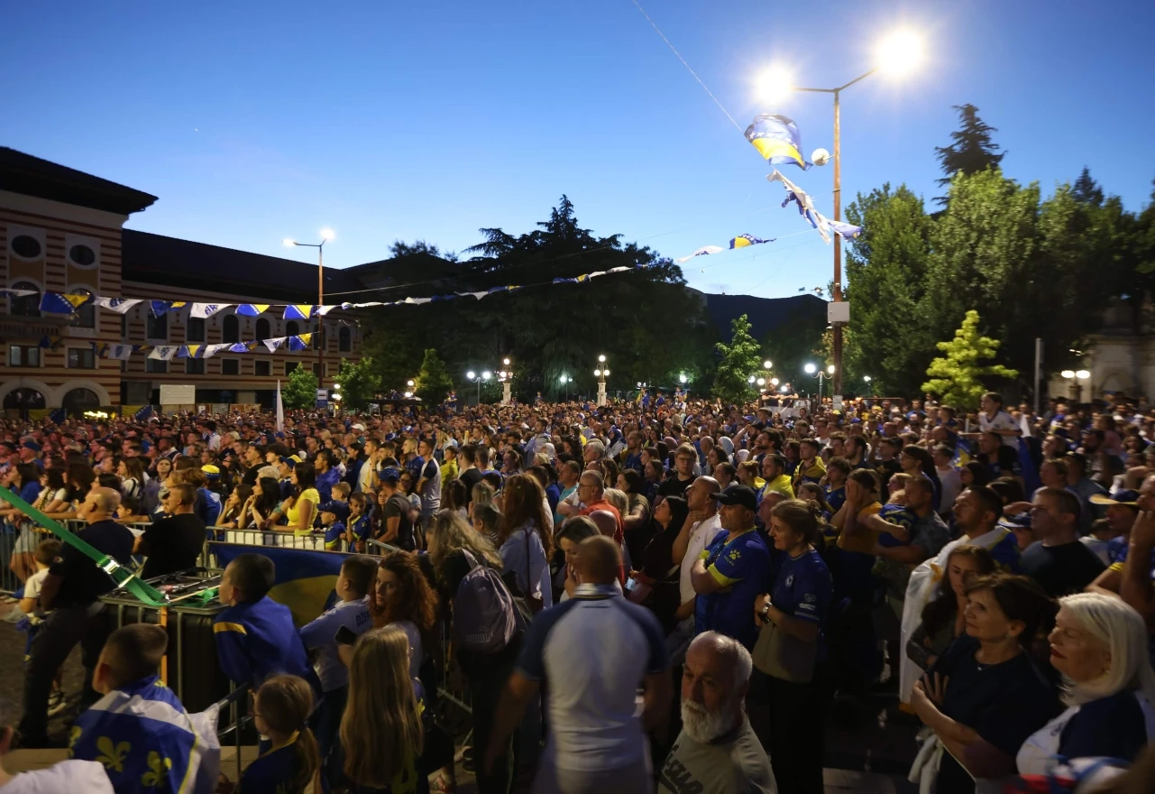 FOTO / VIDEO | Ludnica na Musali: Mostar uz Zmajeve