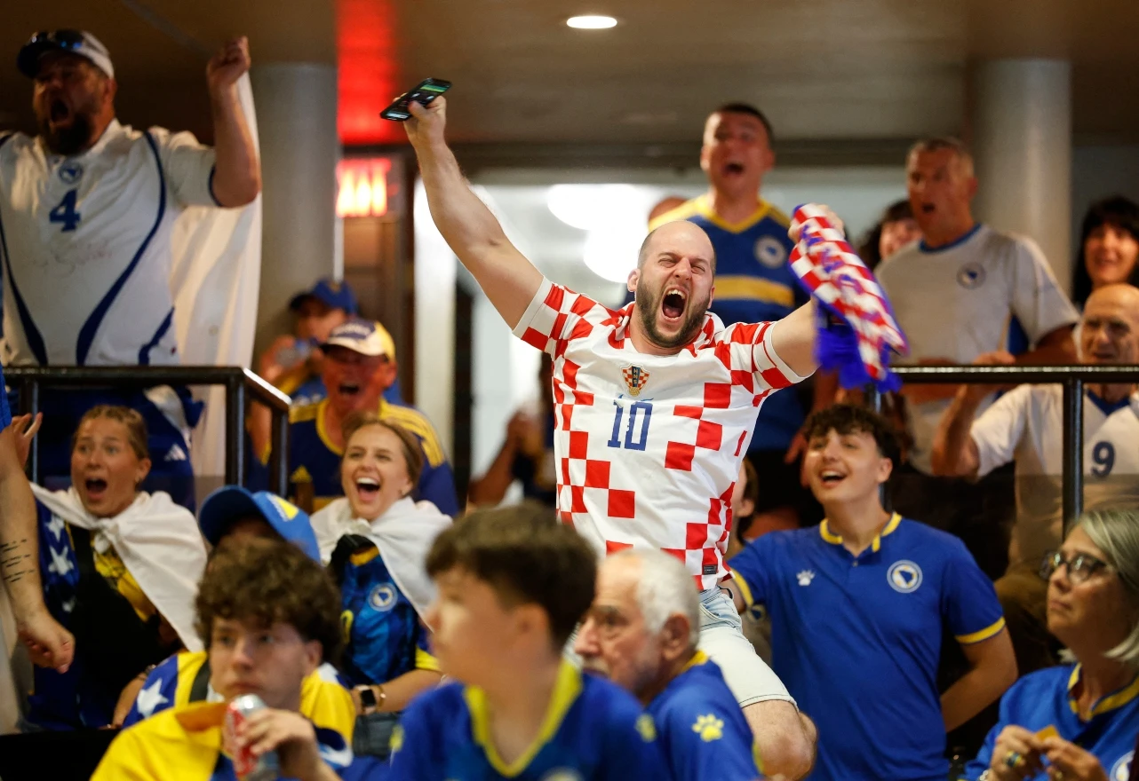 Navijač u hrvatskom dresu slavio gol Jove Lukića