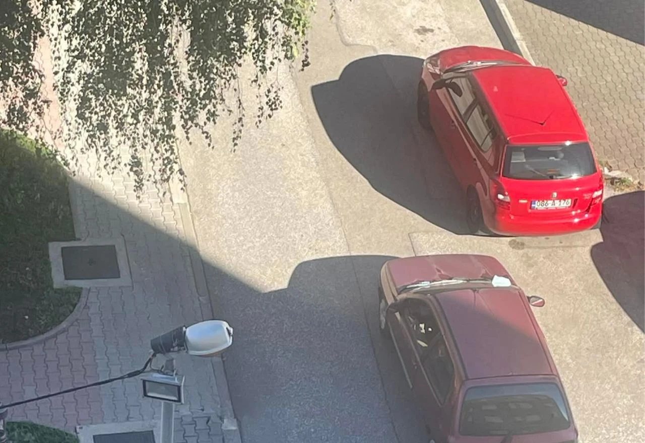 Kaos na Rudniku: Automobil parkiran nasred prolaza, vozila se okreću