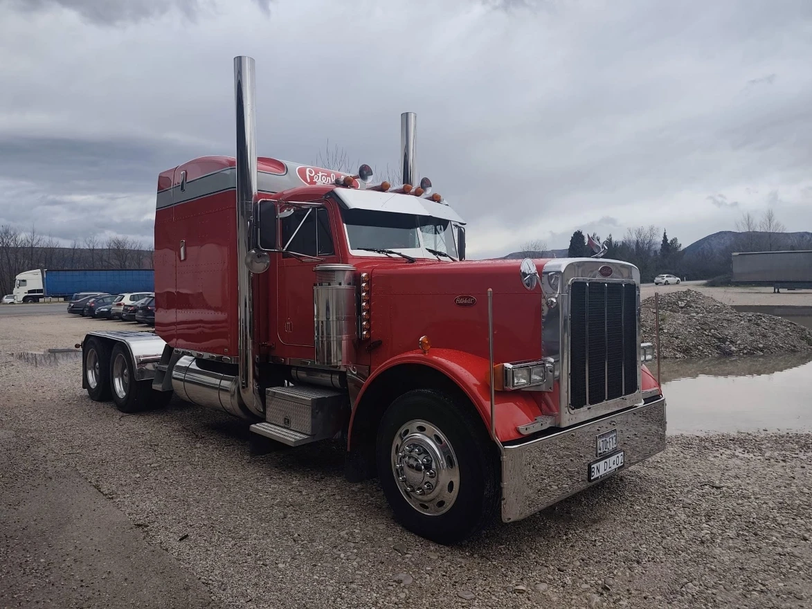 Peterbilt 379 iz 1992. godine kamion je koji neodoljivo podsjeća na Optimus Prime iz populanih "Transformersa"
