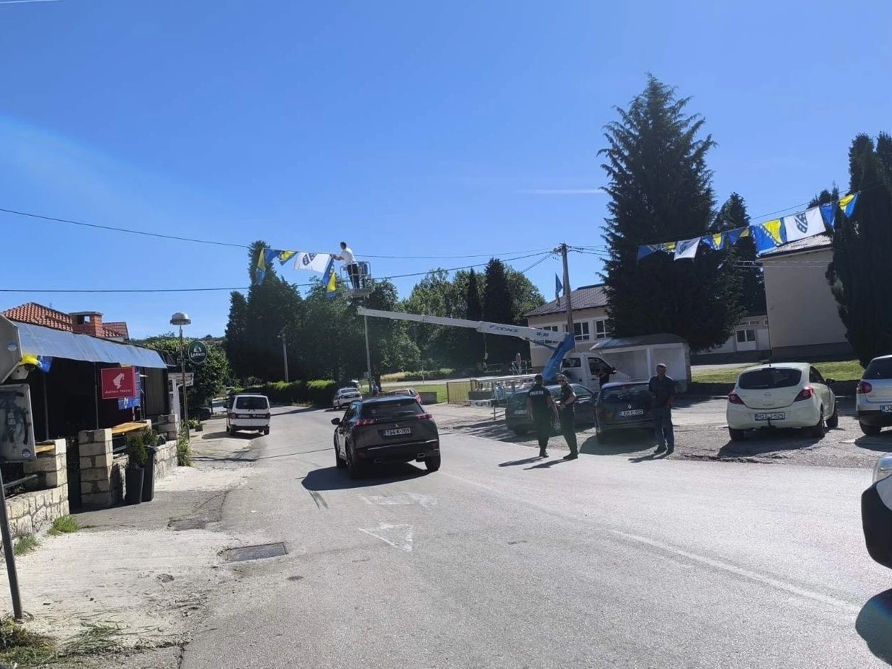 Zbog uklanjanja zastava Komšićeva stranka optužuje MUP za obračun s državom