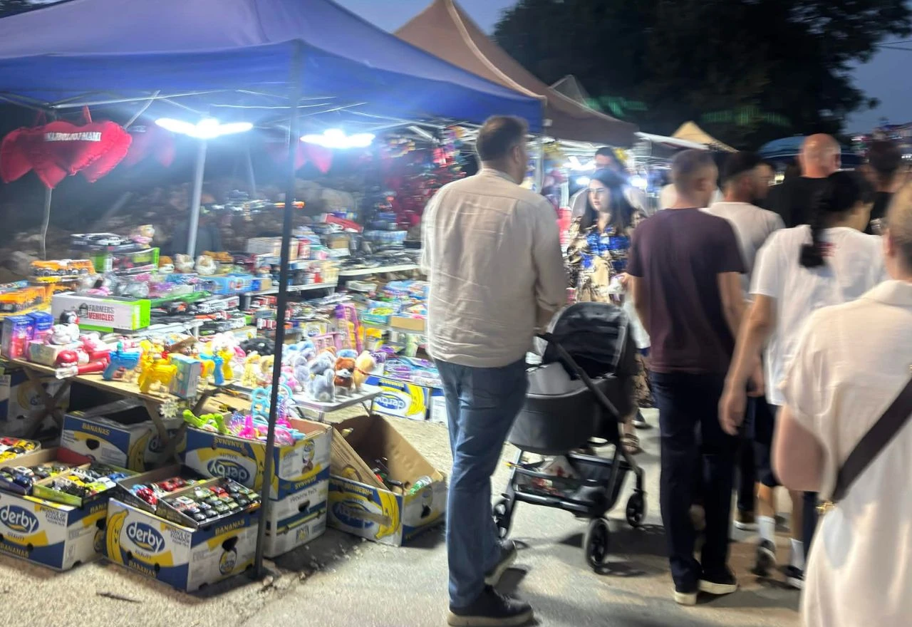 FOTO | Dernek na Humcu još živi, ali legendarne štandove “sve po marku” pojela je inflacija