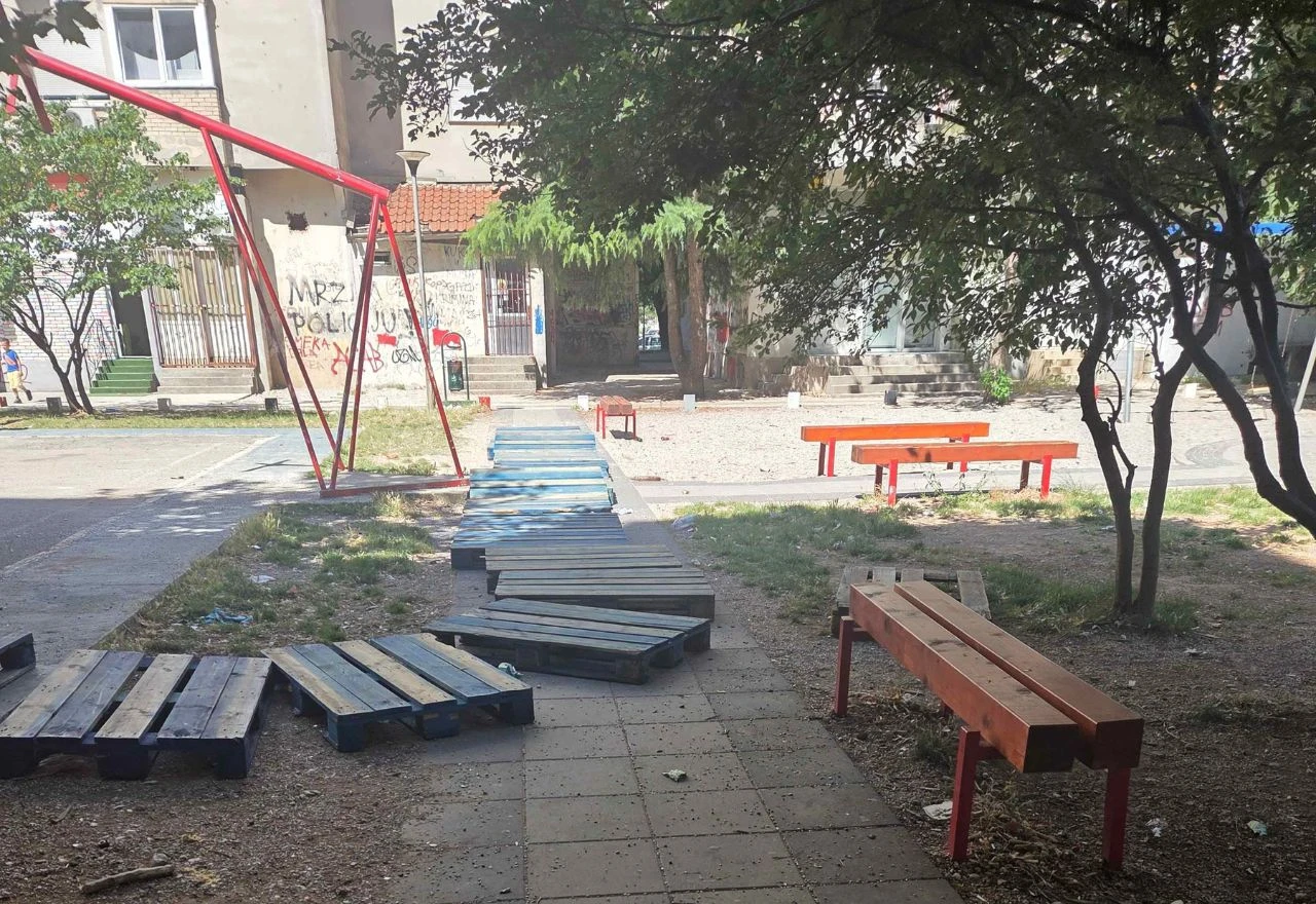 FOTO |  Palete po igralištu u Mostaru: Netko je napravio stazu za skutere?