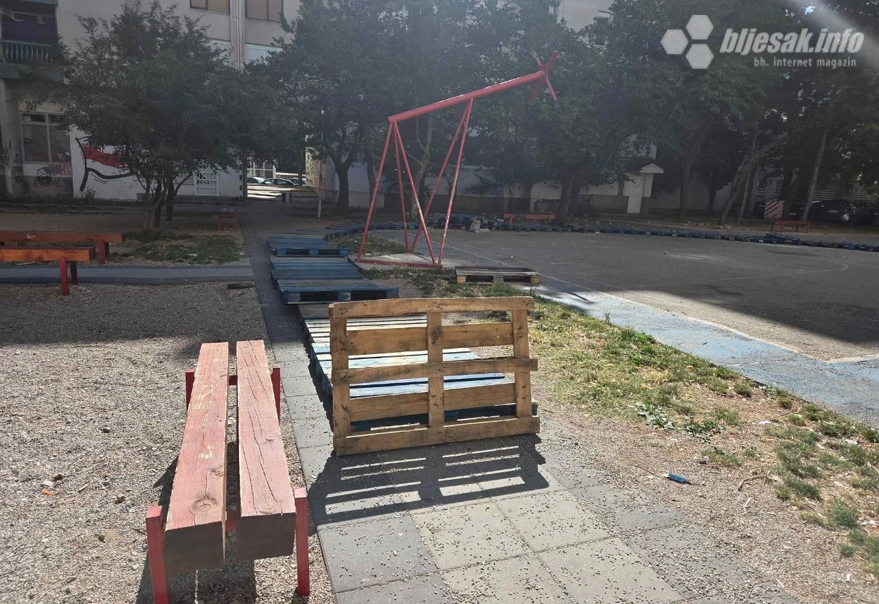 Palete po igralištu u Mostaru