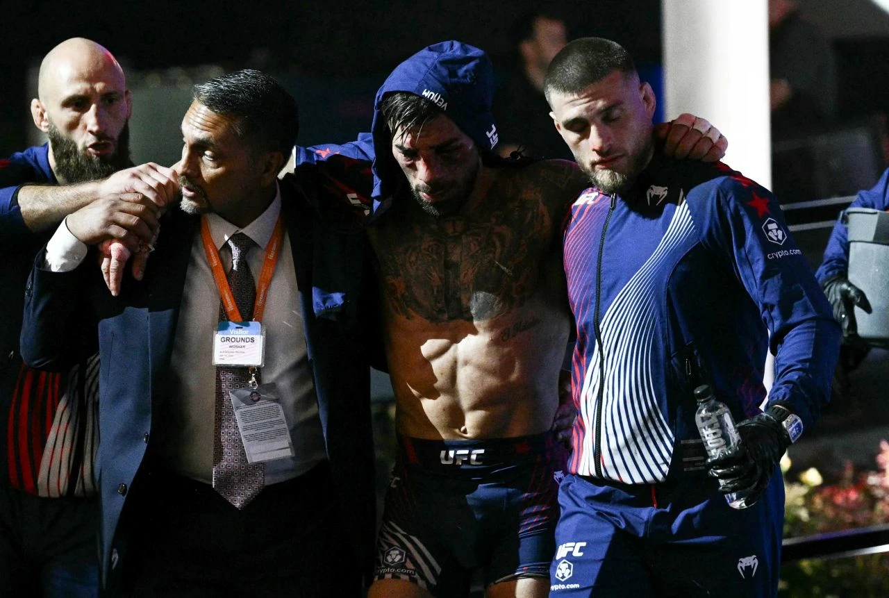 Povijesni UFC u Bijeloj kući, Topuria unakažen