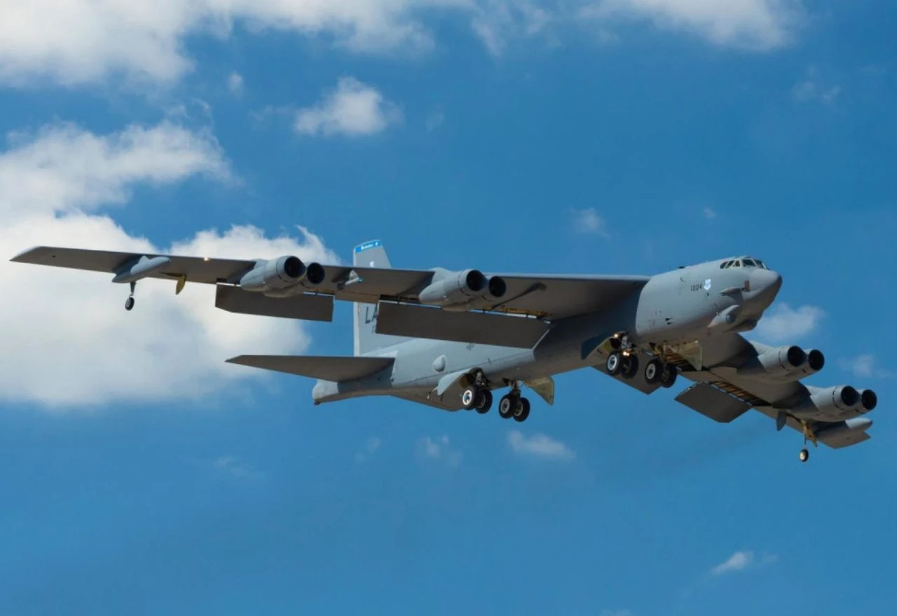U padu američkog bombardera B-52 poginulo osam osoba