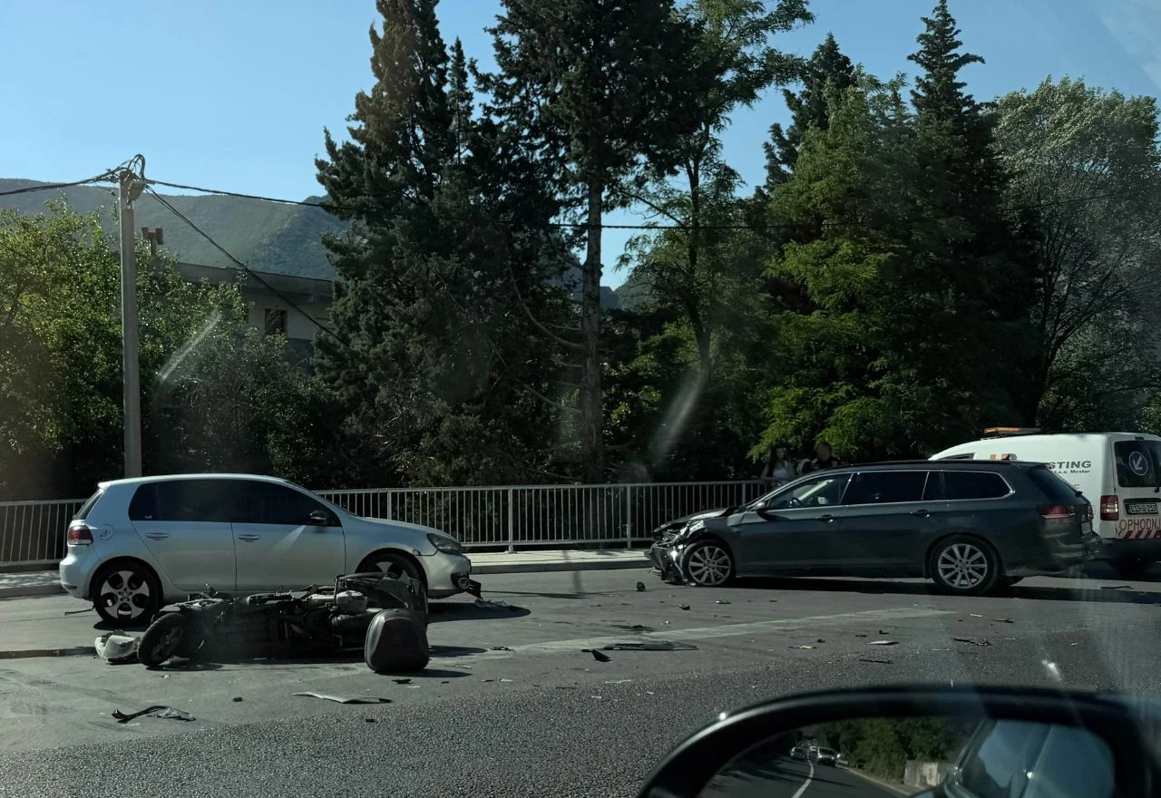 Detalji sudara u Mostaru: Ozlijeđeni vozač i suputnik na motociklu