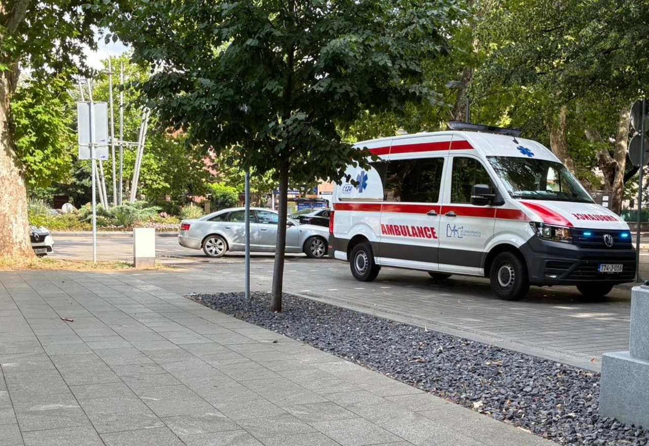 Prometna (ne)kultura u Mostaru: Hitna pomoć zaobilazila parkirano auto preko nogostupa