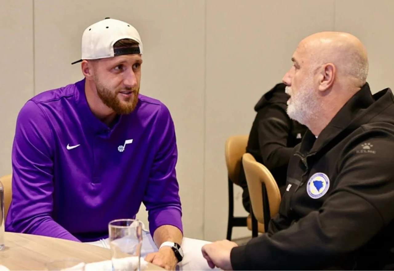 Jusuf Nurkić posjetio Zmajeve i darovao Barbarezu dres