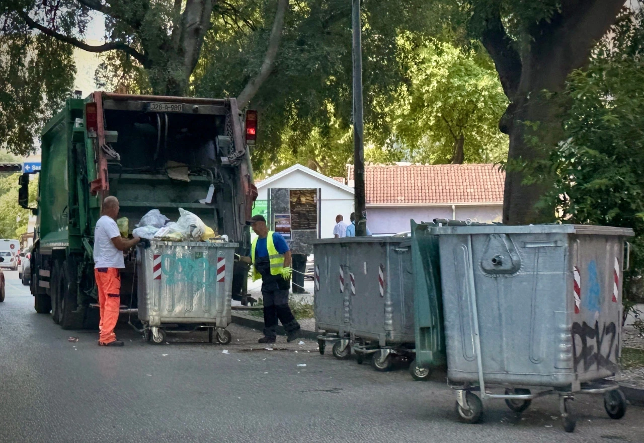 FOTO | Smeće u Mostaru se odvozi, neugodni mirisi ostaju
