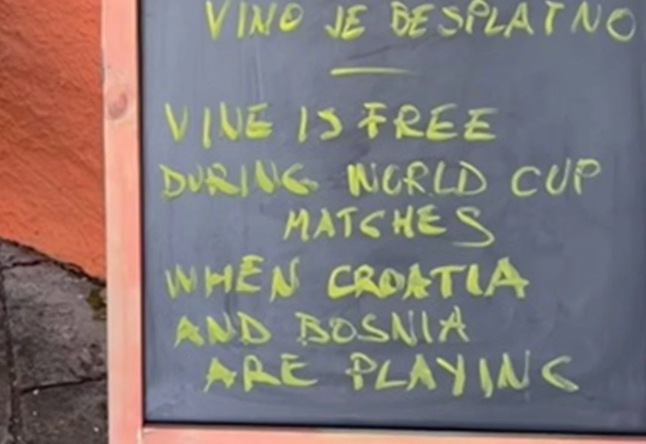 Natpis u baru: "Dok na Svjetskom prvenstvu igraju Bosna i Hrvatska, vino je besplatno"