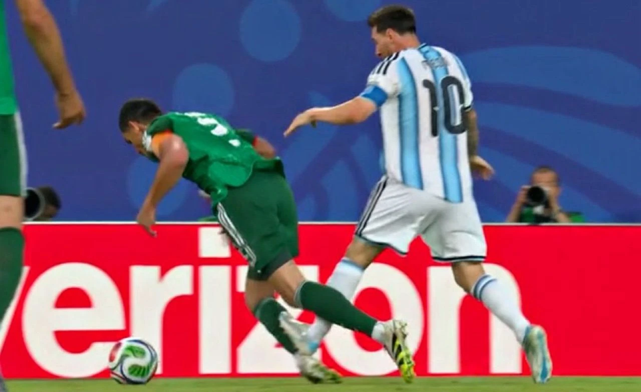 Messi je zabio hat trick ali je trebao dobiti crveni karton