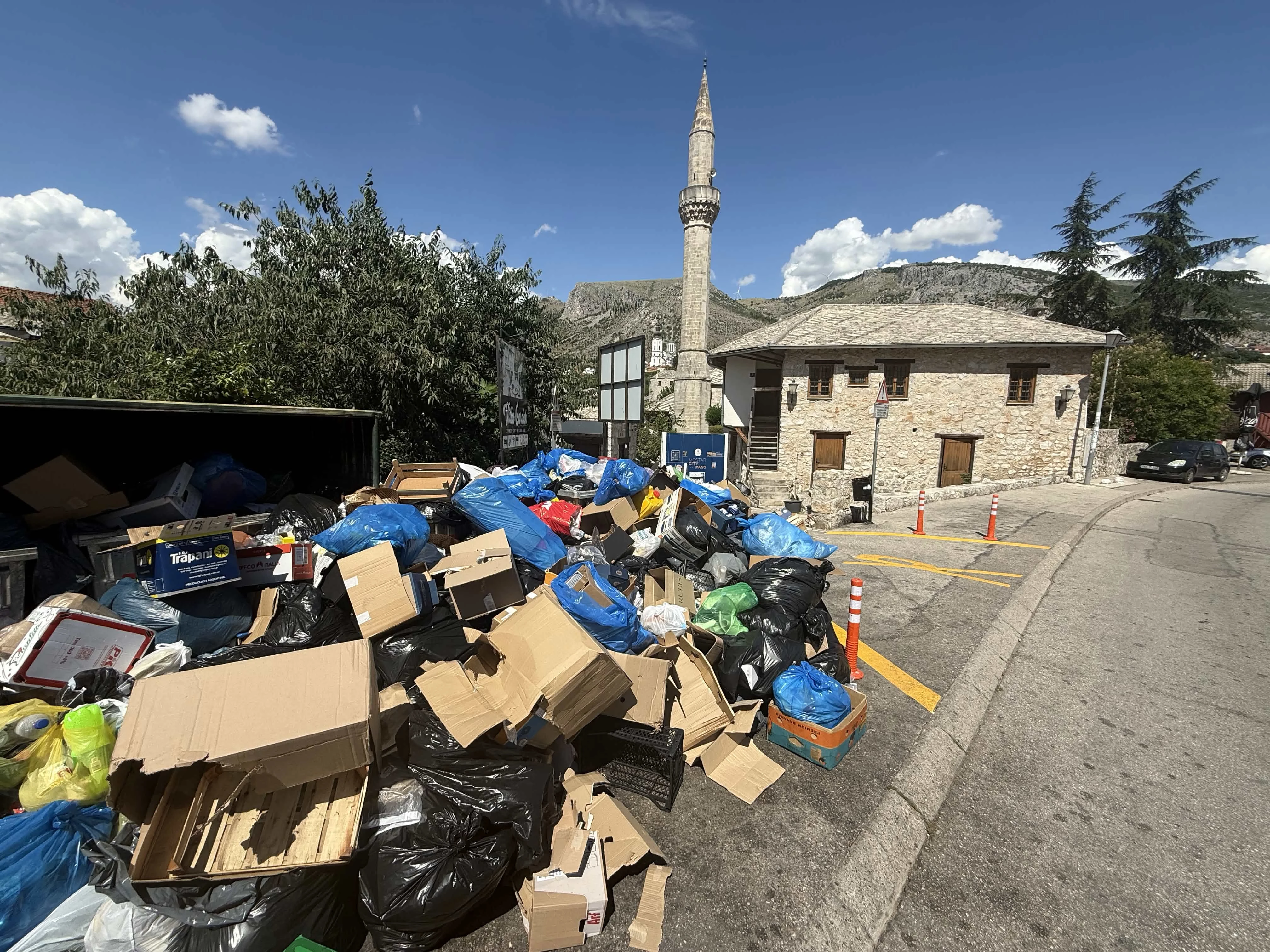 Mostarsko smećanje pažnje