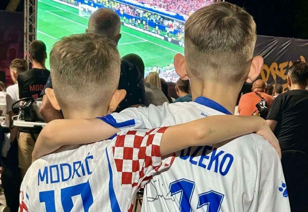 Dresovi BiH i Hrvatske jedni uz druge: Vatreni se zajednički bodrili u više gradova u BiH