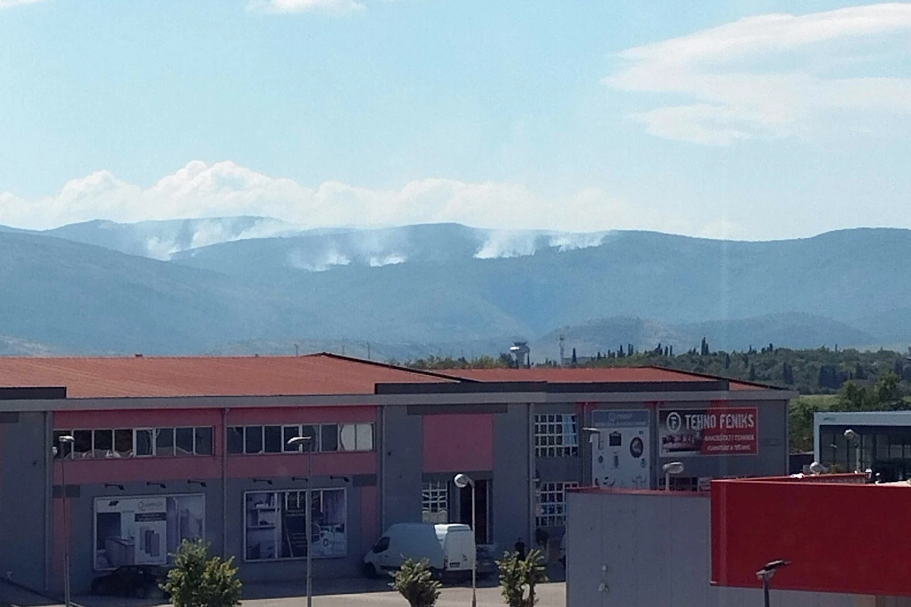 Požar u blizini Vranjevića kod Mostara rasplamsala bura