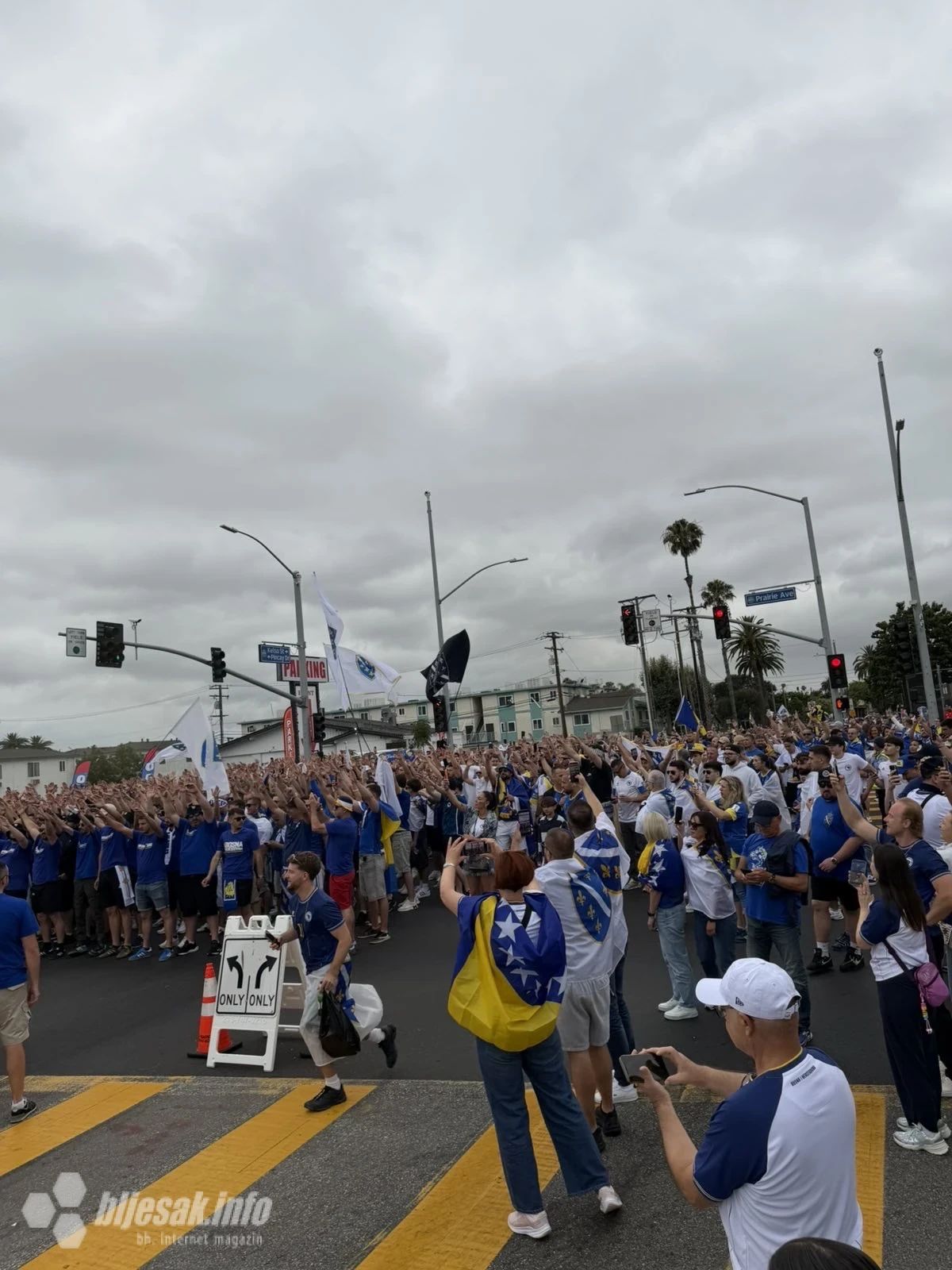Plavo-žuta atmosfera u Inglewoodu: Navijači BiH uz pjesmu idu prema stadionu