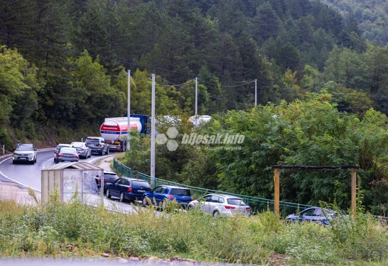 Kolone na cesti Sarajevo - Mostar, problem stvara i semafor u Konjicu