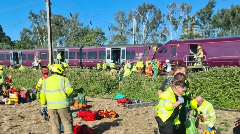 Stravičan sudar vlakova u Engleskoj: Poginuo strojovođa, 100 ljudi ozlijeđeno