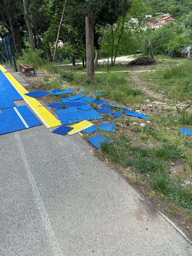 FOTO | Rekreacijska površina na Trimuši stoji oštećena već mjesec dana