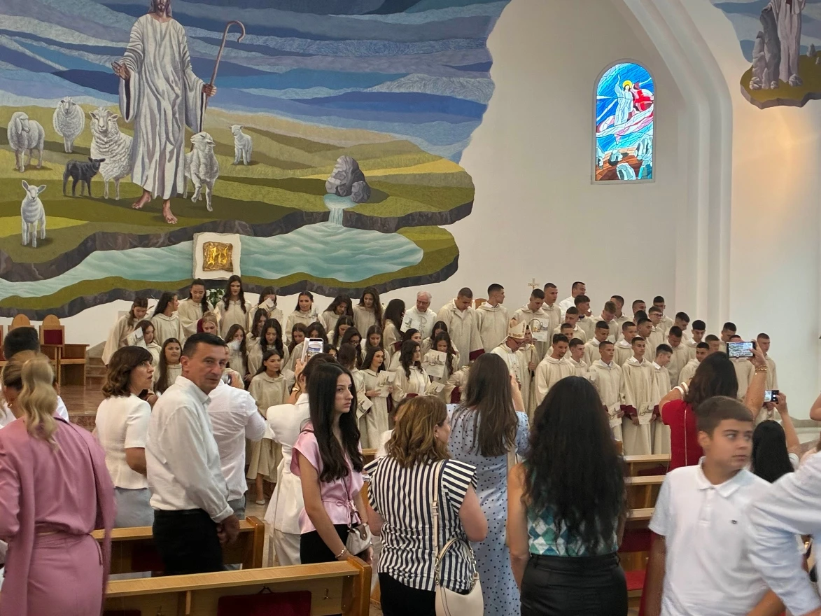 Vojni biskup Miro Relota u Mostaru krizmao 60 mladih u župi sv. Marka i sv. Luke