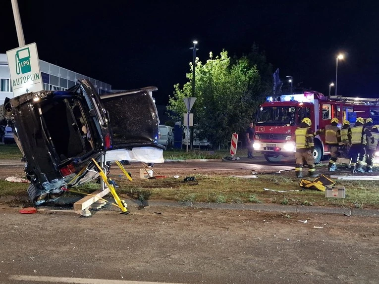 Dvije osobe teško ozlijeđene: Vozač visio s BMW-a, putnicu izvlačili vatrogasci