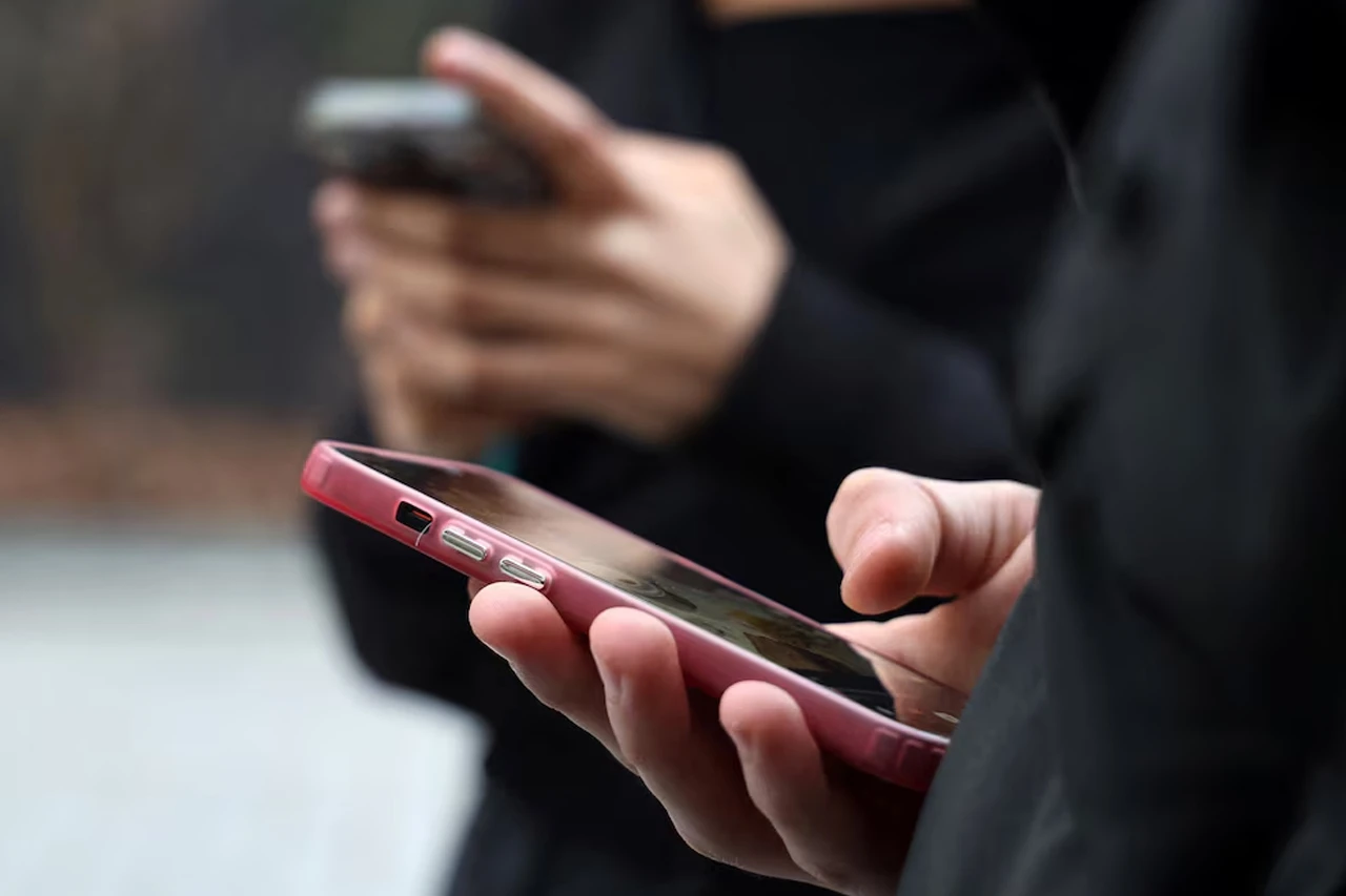 Češka zabranjuje mobitele u školama: "Nema ni na odmoru"