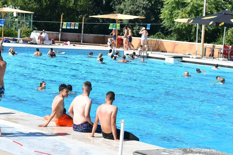 Prvi toplinski val zahvatio BiH: Spas se traži na bazenima