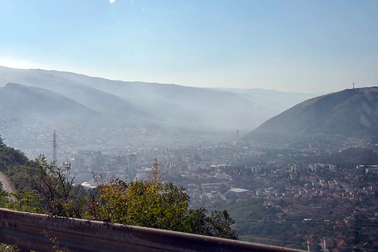 Mostar pod dimom pogled s Goranačke krivine