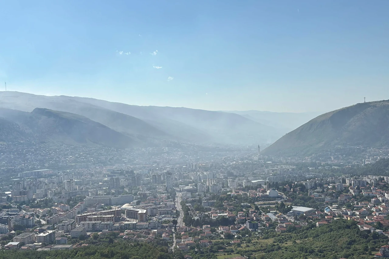 Ovo su nove mostarske vizure: Grad se guši u dimu