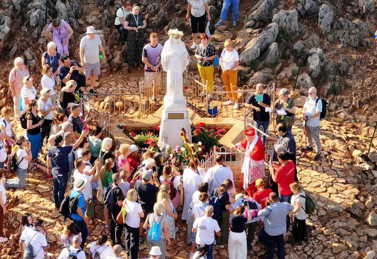VIDEO | 98-godišnji kardinal se uspeo na Brdo ukazanja u Međugorju