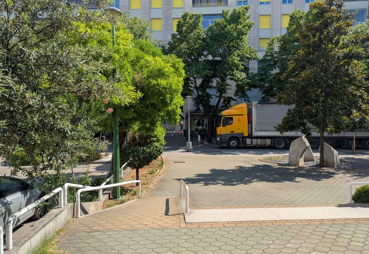 Teretnjak završio na mostarskoj šetnici