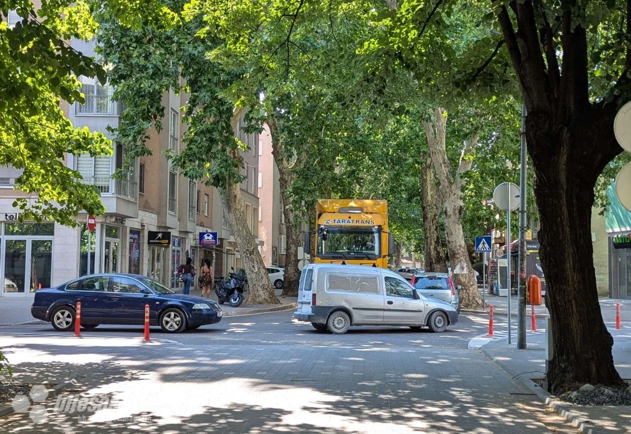Teretnjak završio na mostarskoj šetnici